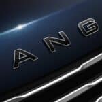 land-rover-throws-the-ball-in-bentleys-yard-with-u (2)