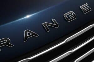 land-rover-throws-the-ball-in-bentleys-yard-with-u (2)