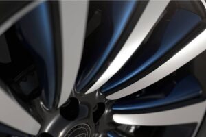 land-rover-throws-the-ball-in-bentleys-yard-with-u (3)