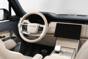 land-rover-throws-the-ball-in-bentleys-yard-with-u (4)