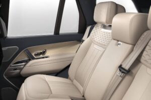 land-rover-throws-the-ball-in-bentleys-yard-with-u (5)