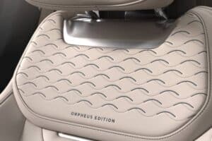 land-rover-throws-the-ball-in-bentleys-yard-with-u (6)