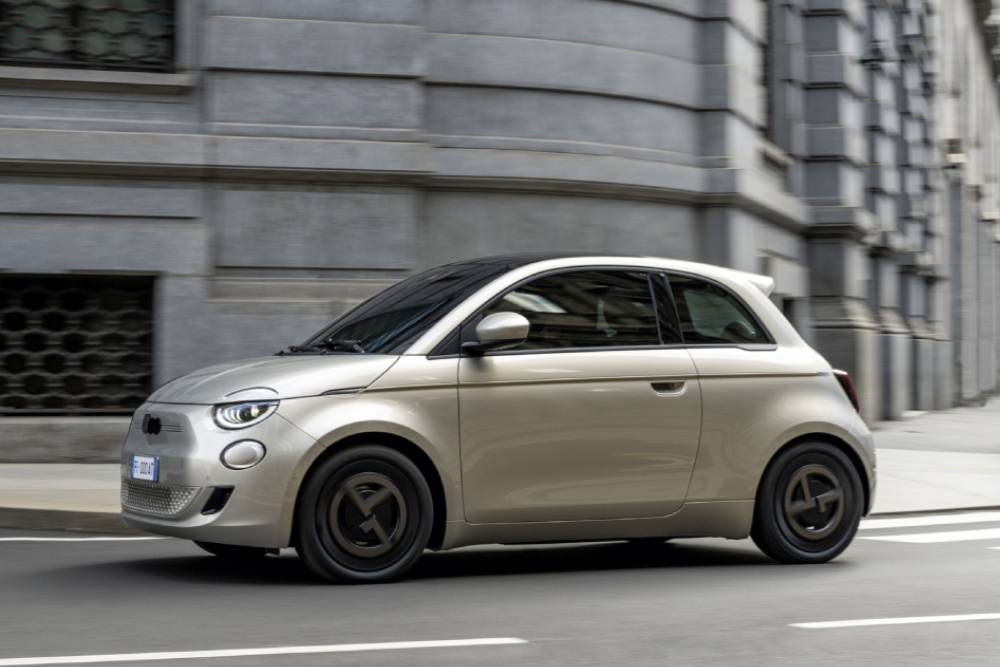 https://autogreeknews.gr/wp-content/uploads/2024/11/one-of-a-kind-stellantis-unveils-the-2025-fiat-500-8.jpg