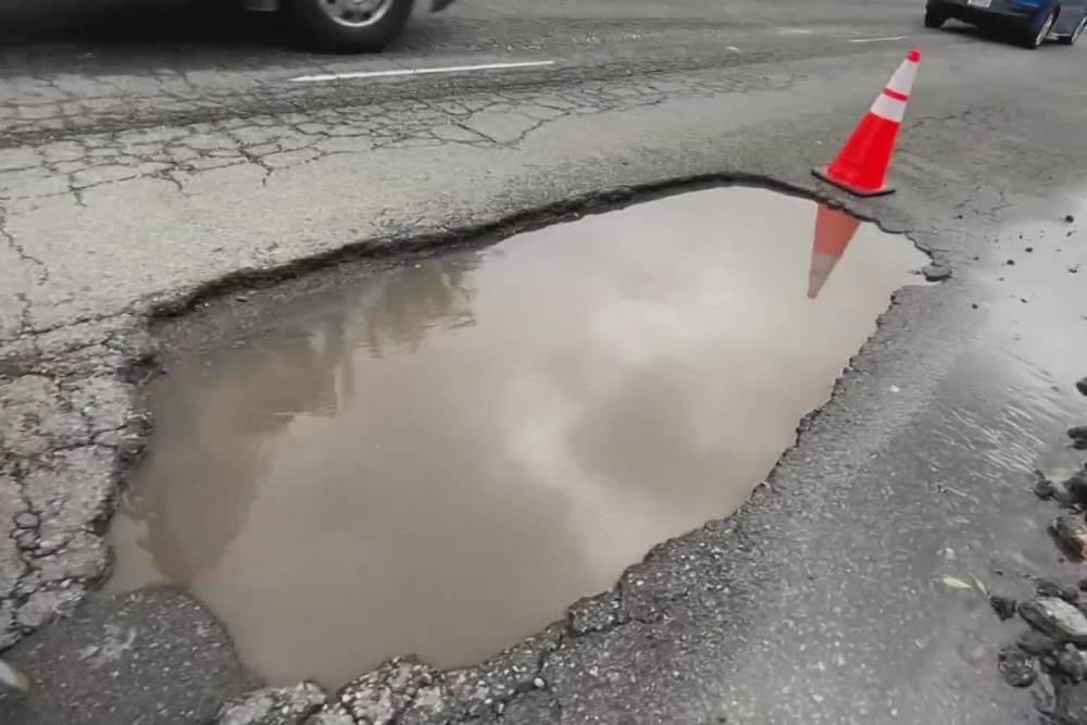https://autogreeknews.gr/wp-content/uploads/2024/11/pothole-03.jpg