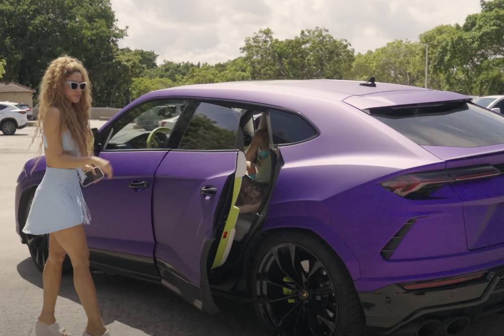 https://autogreeknews.gr/wp-content/uploads/2024/11/shakira-hit-a-curb-with-this-lambo-urus-in-her-lat.jpg