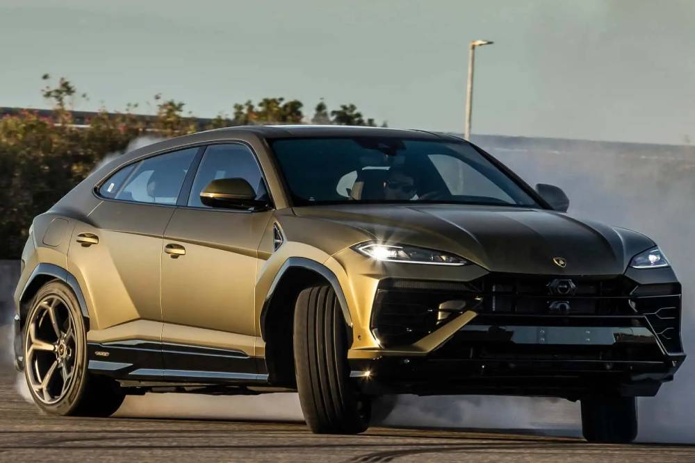 https://autogreeknews.gr/wp-content/uploads/2024/11/urus_se_verdegea_dynamic_puglia_058.jpg