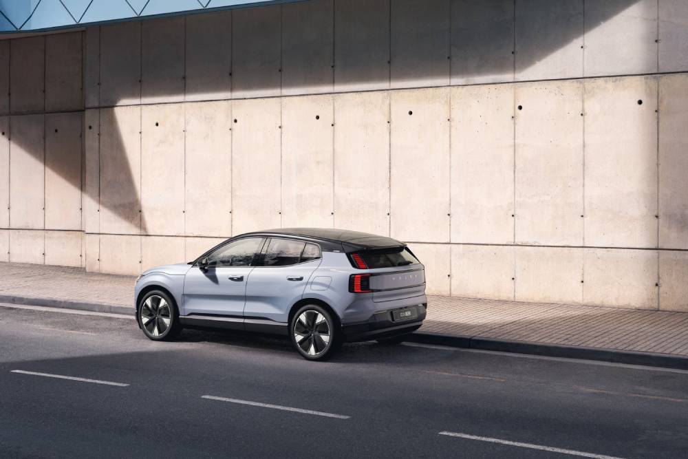 https://autogreeknews.gr/wp-content/uploads/2024/11/volvo-starting-us-deliveries-of-the-ex30-sooner-th-3.jpg
