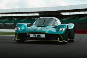 watch-the-aston-martin-valkyrie-lap-silverstone-fa (1)