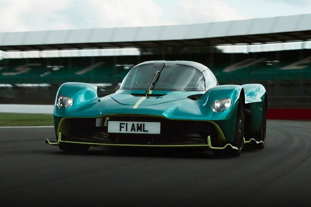 https://autogreeknews.gr/wp-content/uploads/2024/11/watch-the-aston-martin-valkyrie-lap-silverstone-fa-1.jpg