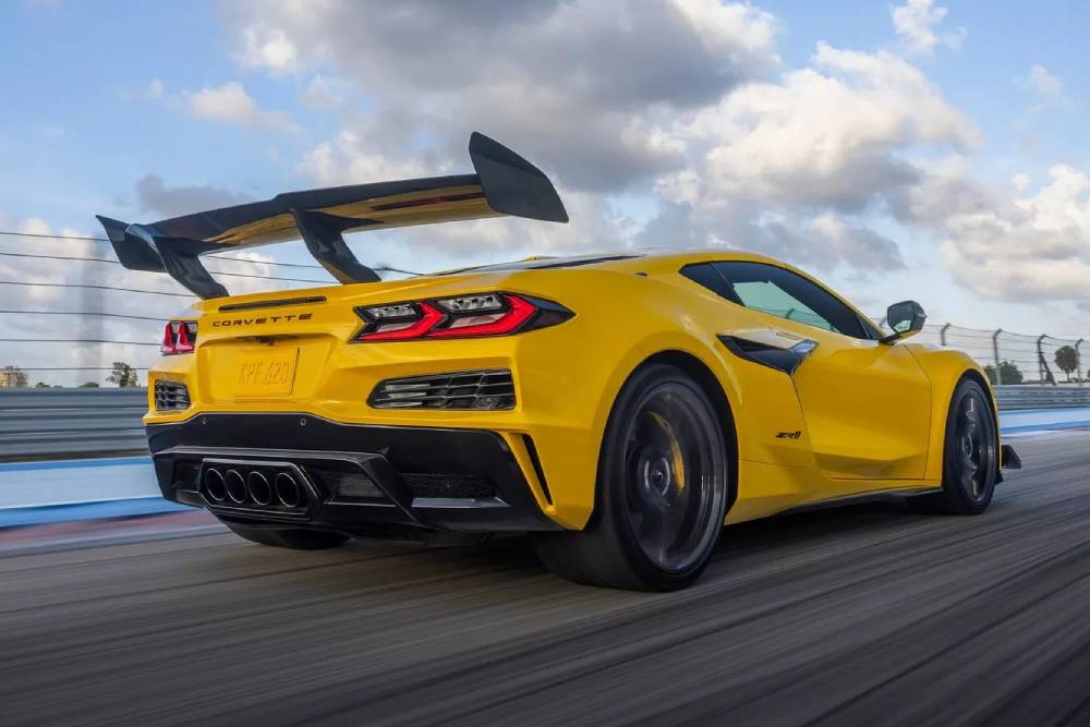 https://autogreeknews.gr/wp-content/uploads/2024/12/2025-Chevrolet-Corvette-ZR1-1219-1.jpg
