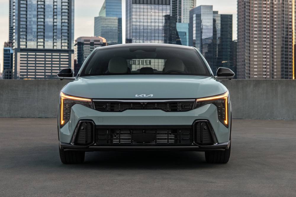 https://autogreeknews.gr/wp-content/uploads/2024/12/2025-kia-k4-starts-sales-at-21990-with-a-40-mpg-ra-4.jpg