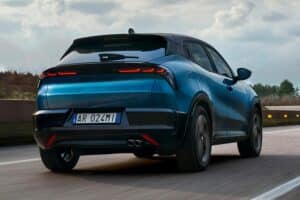 Alfa-Romeo-Junior-Ibrida-rear