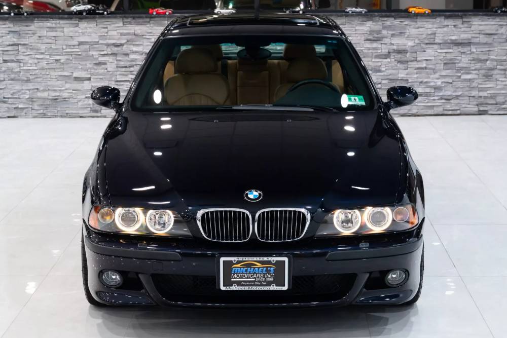 https://autogreeknews.gr/wp-content/uploads/2024/12/BMW-E39-M5-3.jpg