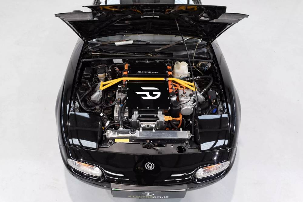 https://autogreeknews.gr/wp-content/uploads/2024/12/Mazda-MX-5-Electrogenic-EV-conversion-00006-2048x1-1.jpg