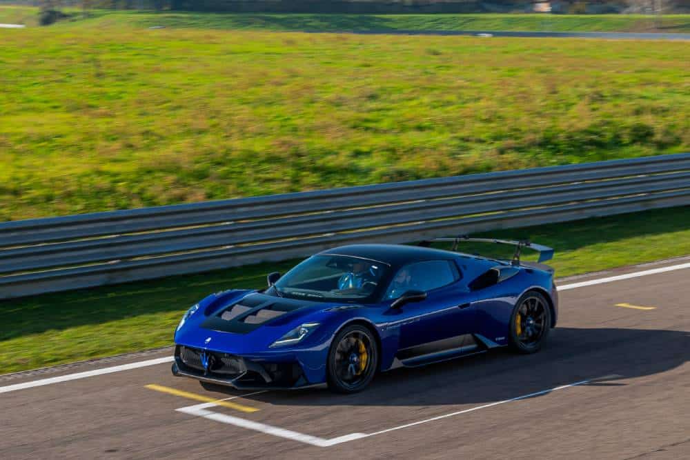 https://autogreeknews.gr/wp-content/uploads/2024/12/Small-25276-03-maserati-tridente-experience-hot-laps-modena-1dec2024-1.jpg
