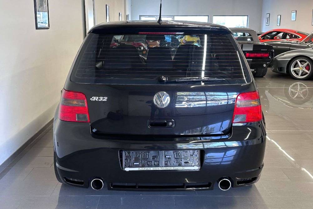https://autogreeknews.gr/wp-content/uploads/2024/12/VW_Golf_IV_R32_2004_for_sale-8.jpg
