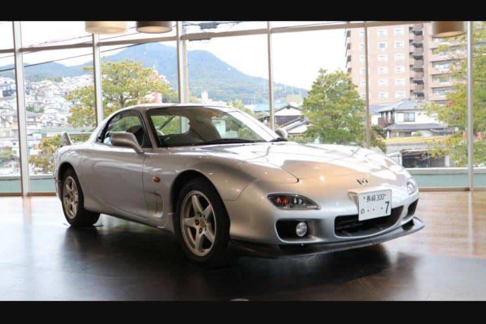 https://autogreeknews.gr/wp-content/uploads/2024/12/mazda-rx-7-80-year-old-08.jpg