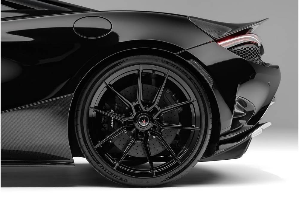 https://autogreeknews.gr/wp-content/uploads/2024/12/mclaren-750s-goes-black-in-novitecs-hands-supercar.jpg
