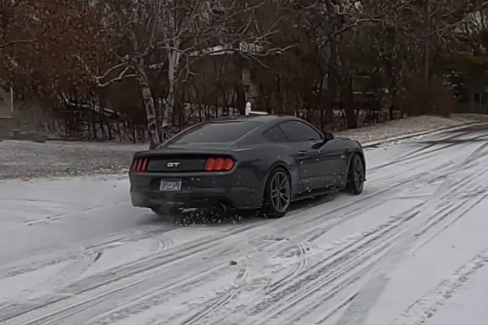 https://autogreeknews.gr/wp-content/uploads/2024/12/mustang-awd-02.jpg