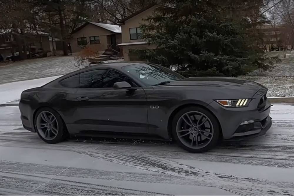 https://autogreeknews.gr/wp-content/uploads/2024/12/mustang-awd.jpg