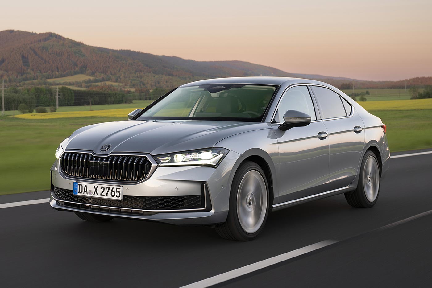 https://autogreeknews.gr/wp-content/uploads/2024/12/skoda_superb_2024.jpg