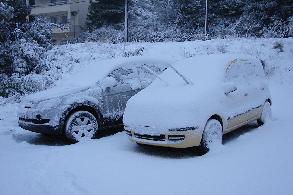 https://autogreeknews.gr/wp-content/uploads/2024/12/snow-cars.jpg