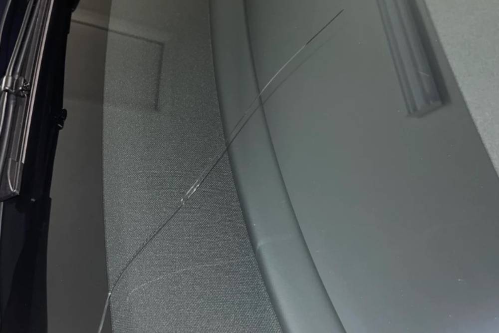 Ολοκαίνουργιο Tesla Model 3 με ραγισμένο παρμπρίζ