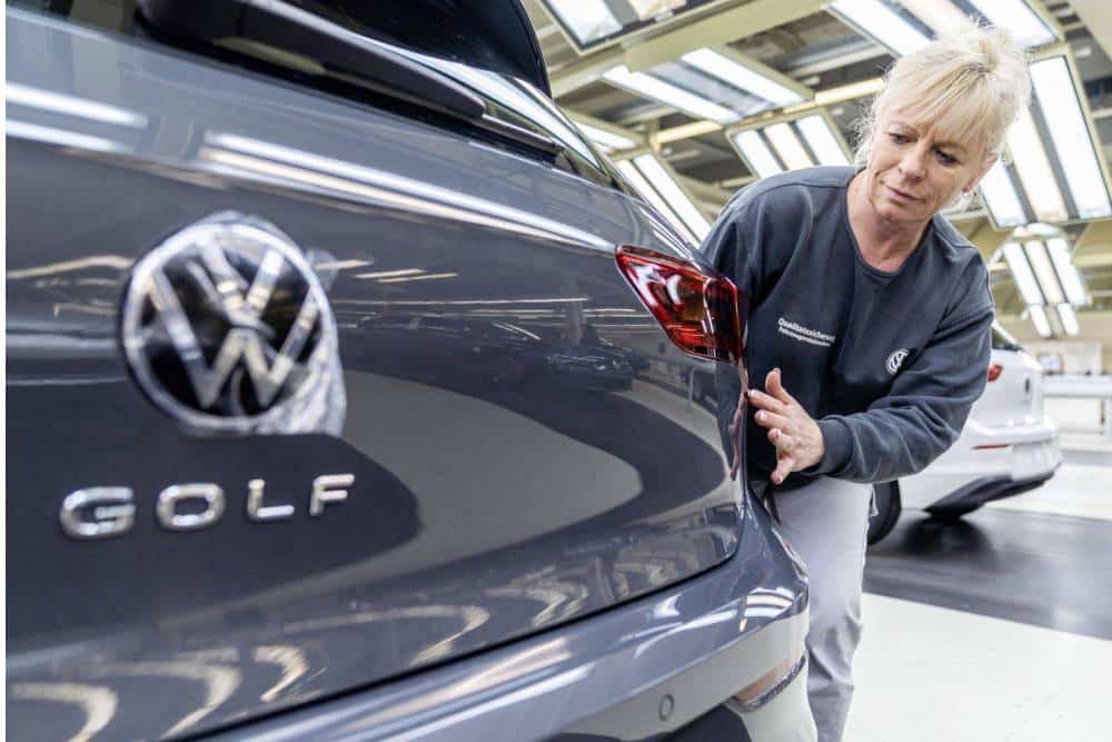 https://autogreeknews.gr/wp-content/uploads/2024/12/vw-wolfsburg-assembly-line-4.jpg