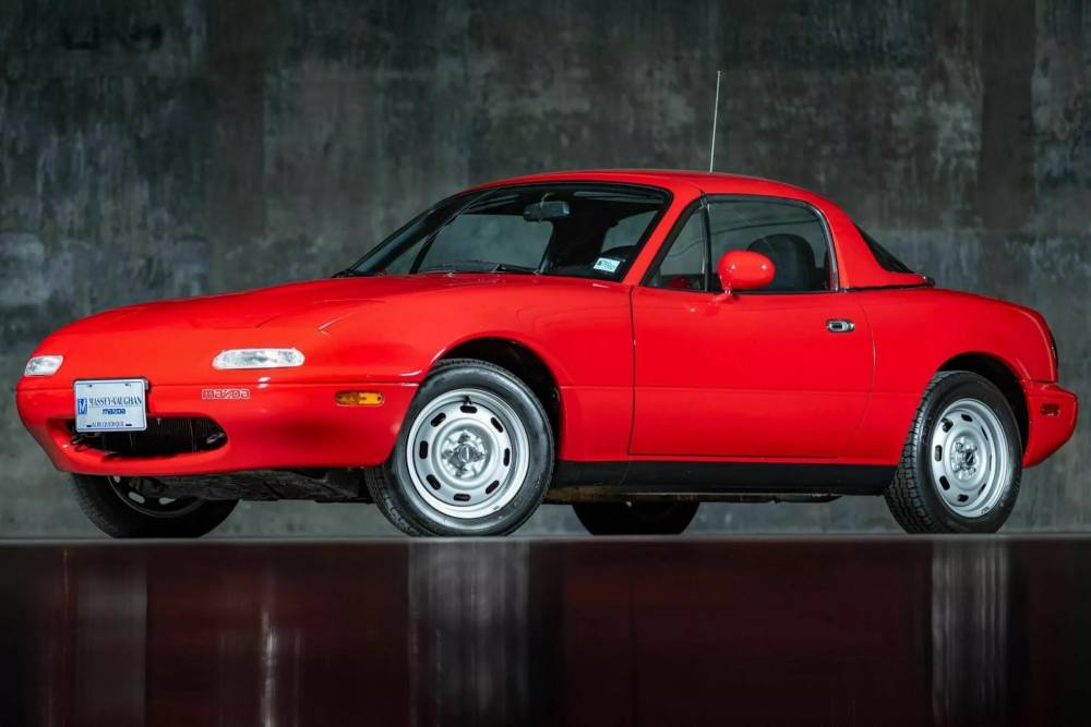 https://autogreeknews.gr/wp-content/uploads/2025/01/1990-Mazda-MX-5-Miata-1-2048x1365-1.jpg