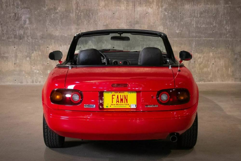 https://autogreeknews.gr/wp-content/uploads/2025/01/1990-Mazda-MX-5-Miata-10-2048x1365-1.jpg