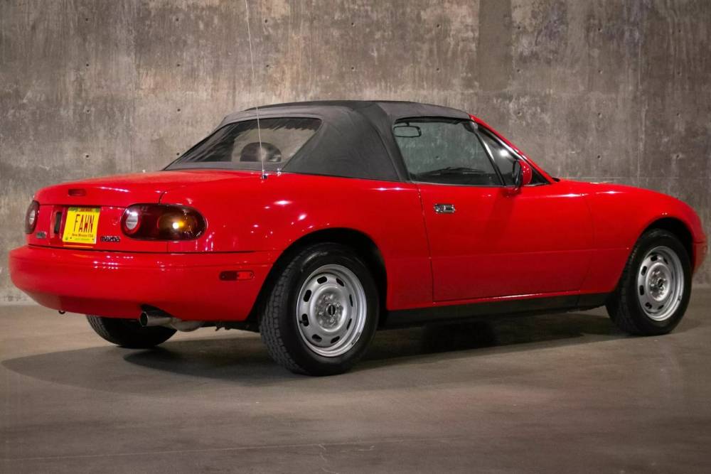 https://autogreeknews.gr/wp-content/uploads/2025/01/1990-Mazda-MX-5-Miata-4-2048x1365-1.jpg