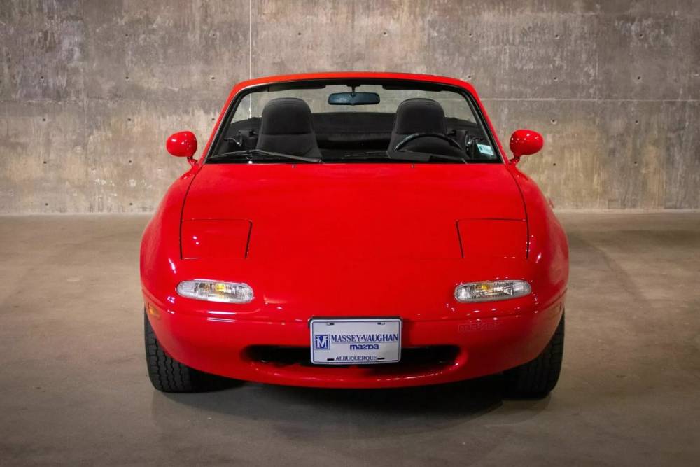 https://autogreeknews.gr/wp-content/uploads/2025/01/1990-Mazda-MX-5-Miata-6-2048x1365-1.jpg