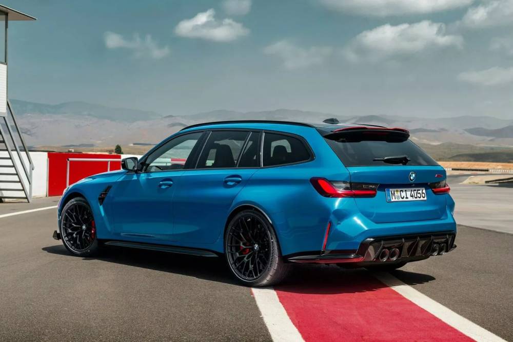 https://autogreeknews.gr/wp-content/uploads/2025/01/2025-BMW-M3-CS-Touring-New-4-2048x1151-1.jpg