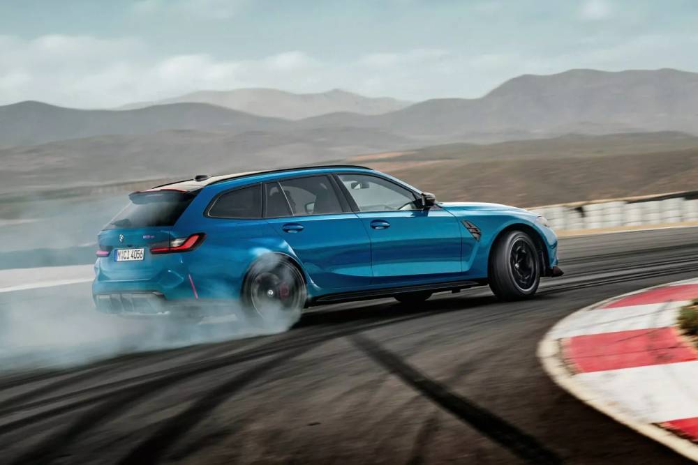 https://autogreeknews.gr/wp-content/uploads/2025/01/2025-BMW-M3-CS-Touring-New-46-2048x1151-1.jpg