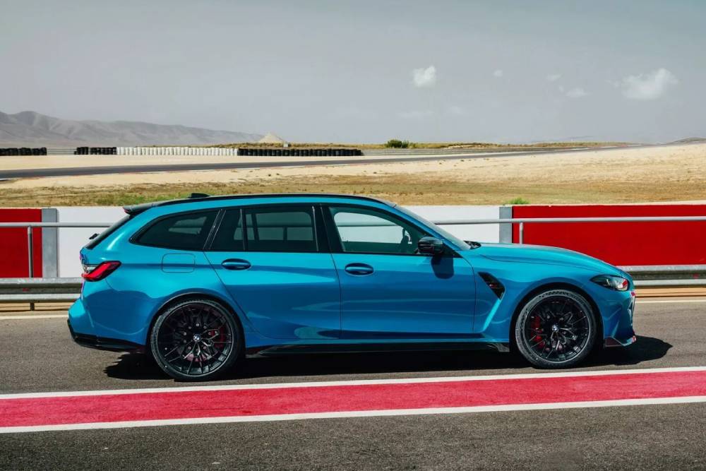 https://autogreeknews.gr/wp-content/uploads/2025/01/2025-BMW-M3-CS-Touring-New-5-2048x1151-1.jpg