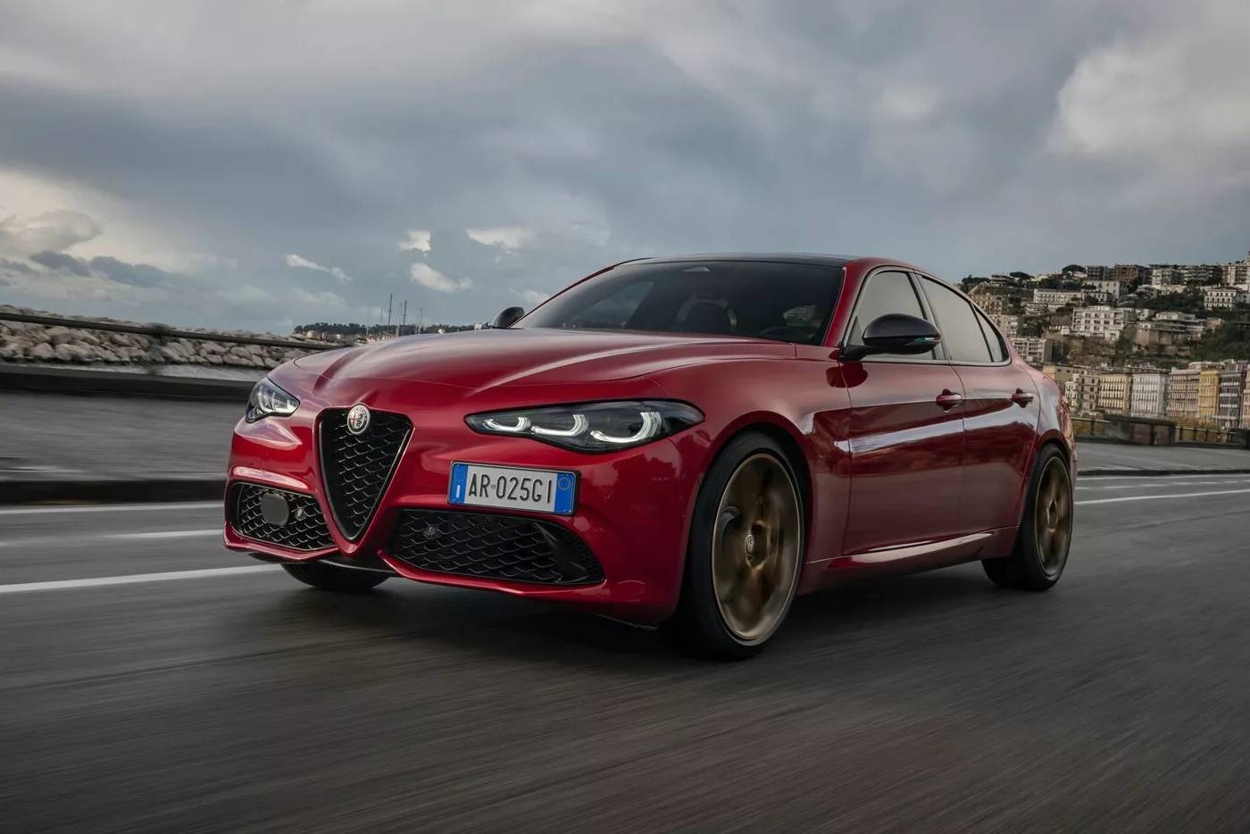 Νέες «επίχρυσες» Alfa Romeo Tonale/Giulia/Stelvio Intensa