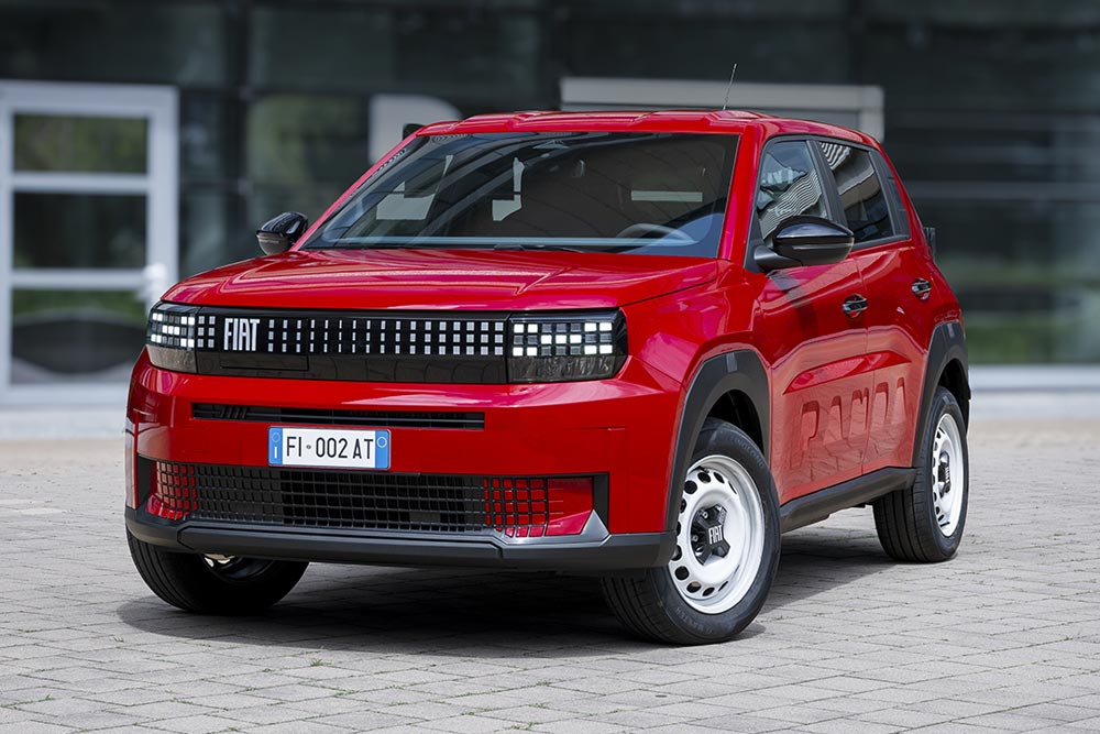 https://autogreeknews.gr/wp-content/uploads/2025/01/Fiat-Grande-Panda-RED-2.jpg