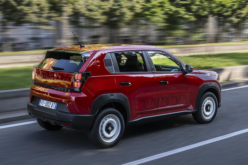 https://autogreeknews.gr/wp-content/uploads/2025/01/Fiat-Grande-Panda-RED-4.jpg