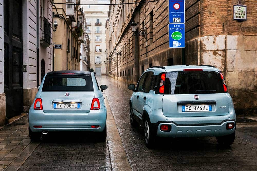 https://autogreeknews.gr/wp-content/uploads/2025/01/Fiat500andFiatPandaHybridLaunchEdition-1.jpg