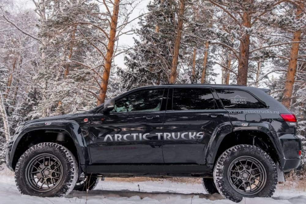 https://autogreeknews.gr/wp-content/uploads/2025/01/Jeep-Grand-Cherokee-AT35-Arctic-Trucks-3-2048x1152-1.jpg