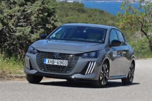 Peugeot-208-Hybrid-strofi