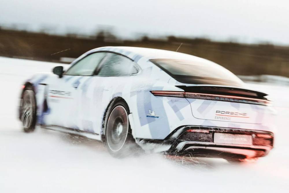 https://autogreeknews.gr/wp-content/uploads/2025/01/Porsche-Taycan-Drift-Record-5-2048x1152-1.jpg