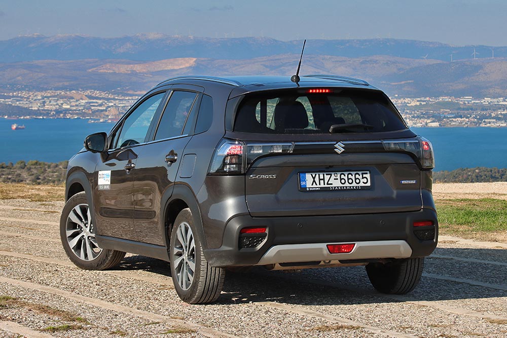 https://autogreeknews.gr/wp-content/uploads/2025/01/Suzuki-S-Cross-1.4-Hybrid-4WD-GSRII-17.jpg