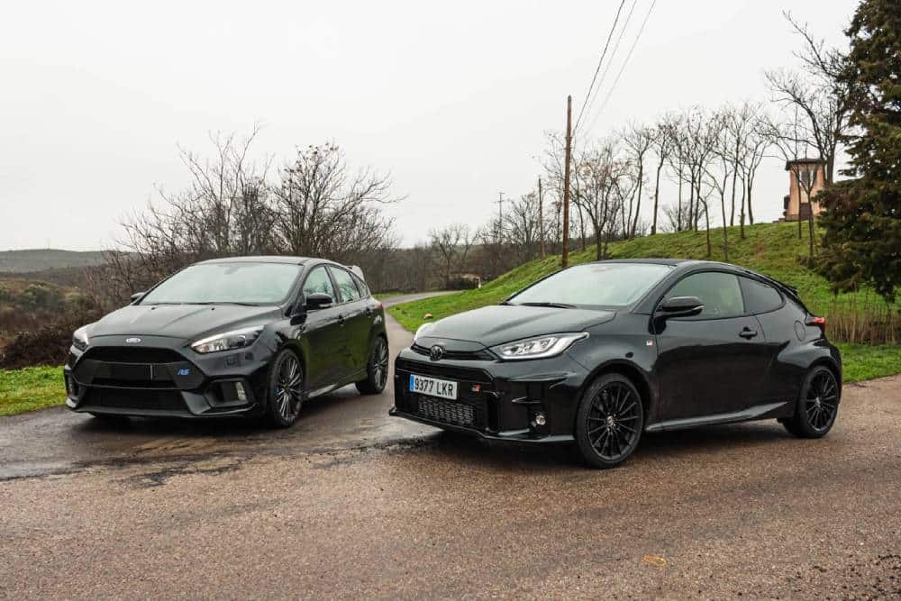 https://autogreeknews.gr/wp-content/uploads/2025/01/gr-yaris-vs-focus-rs-02.jpg