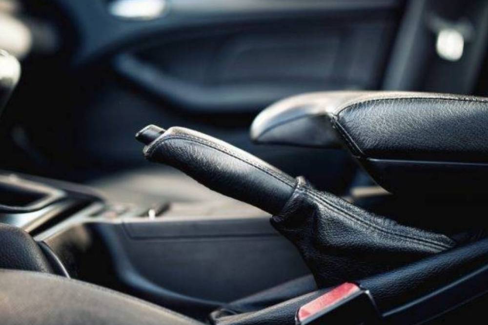 Το λάθος που κάνουμε όλοι με το χειρόφρενο (+video)