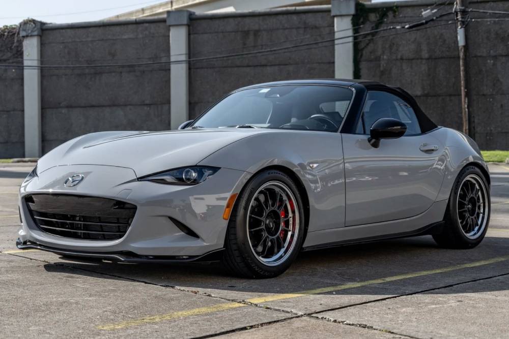 https://autogreeknews.gr/wp-content/uploads/2025/01/man-buys-2024-mazda-mx-5-miata-wants-it-gone-after-1.jpg