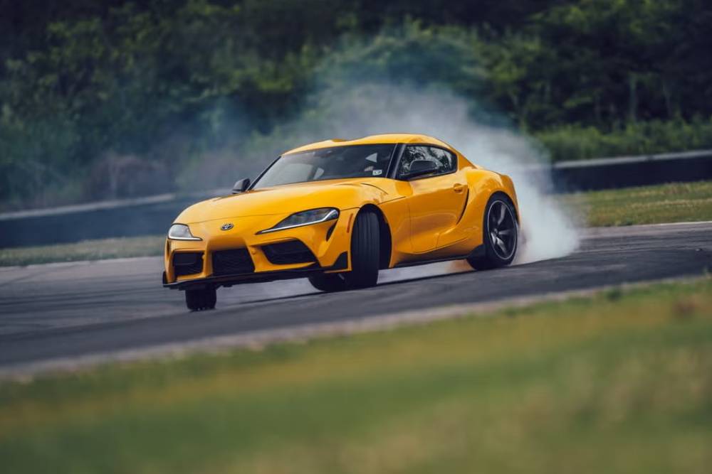 https://autogreeknews.gr/wp-content/uploads/2025/01/nissan-z-vs-toyota-supra-sales-03.jpg