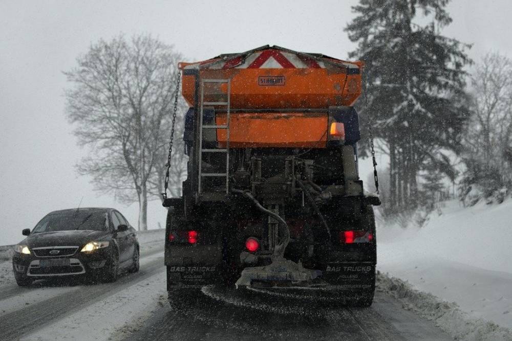 https://autogreeknews.gr/wp-content/uploads/2025/01/snow-road-salt.jpg