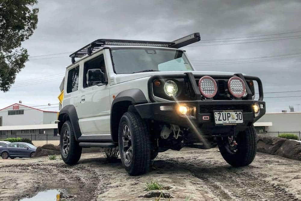 https://autogreeknews.gr/wp-content/uploads/2025/01/suzuki-jimny-tuned.jpg