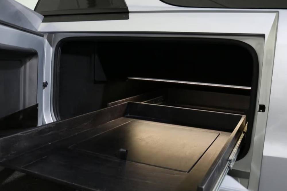 https://autogreeknews.gr/wp-content/uploads/2025/01/tesla-model-3-hearse.jpg